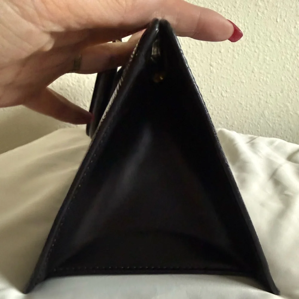 louis vuitton epi sac triangle. - Picture 13 of 13